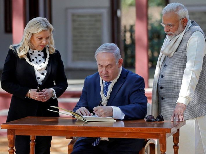 Thủ tướng Israel Benjamin Netanyahu cũng là một người quen dùng tay trái.