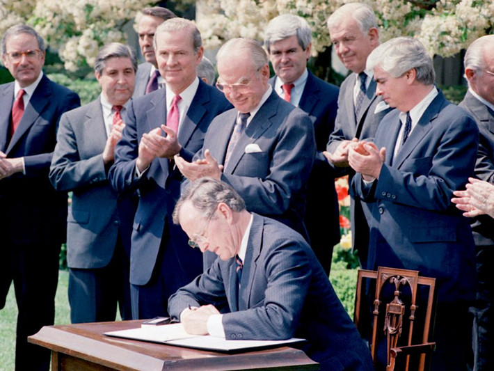 Người tiền nhiệm của ông Clinton, cựu Tổng thống George H.W Bush, cũng có thói quen này.