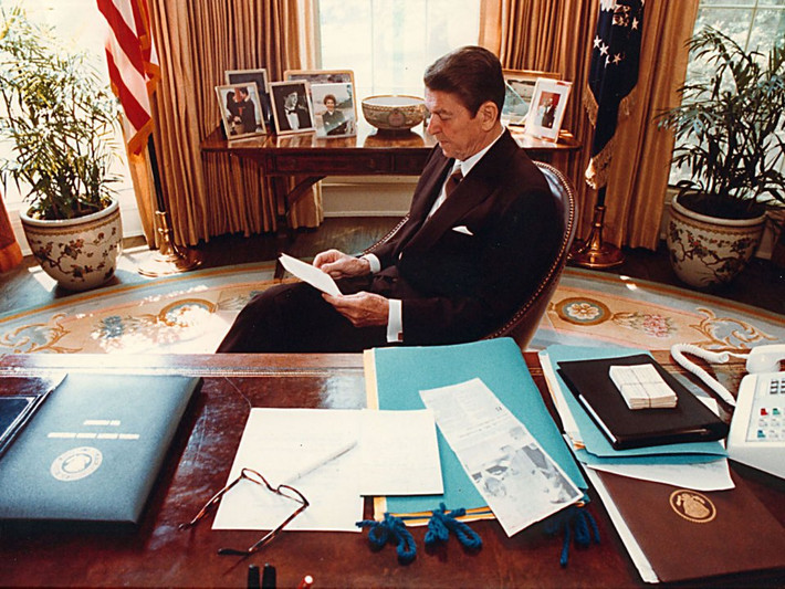 Cựu Tổng thống Ronald Reagan, người tiền nhiệm của ông George H.W Bush, là một người thuận tay trái.