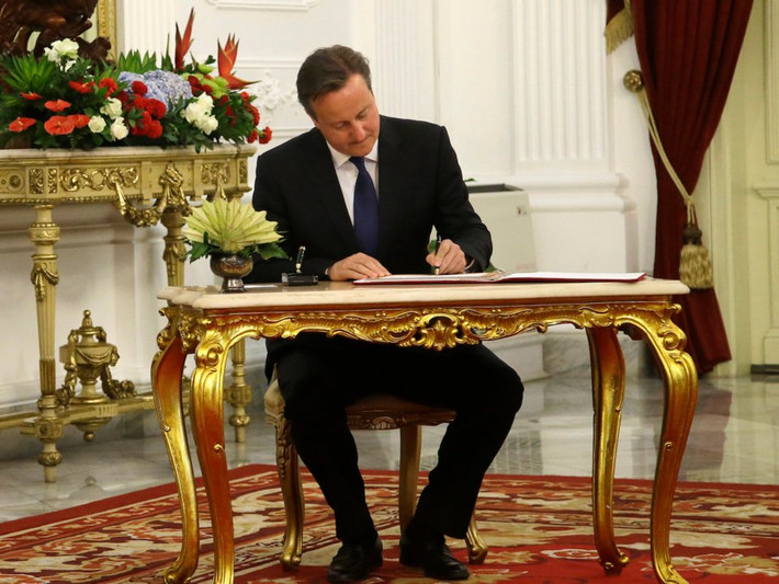 Bức ảnh chụp cựu Thủ tướng Anh David Cameron viết vào sổ lưu niệm tại Dinh Tổng thống ở Jakarta, Indonesia, tháng 7/2015.