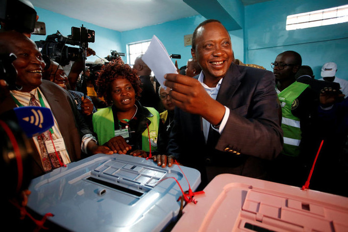 Tổng thống Kenya Uhuru Kenyatta nằm trong số những nhà lãnh đạo thế giới thuận tay trái. Ông là con trai của Tổng thống Kenya đầu tiên và bắt đầu lãnh đạo đất nước từ năm 2013.