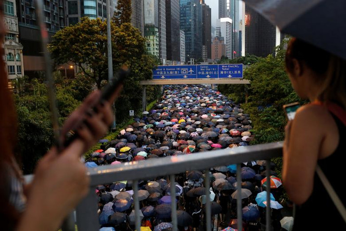Phong trào Mặt trận Dân quyền đã lên kế hoạch tuần hành từ Causeway Bay đến trung tâm đặc khu nhưng cảnh sát chỉ cho phép người biểu tình tập trung ở công viên Victoria.