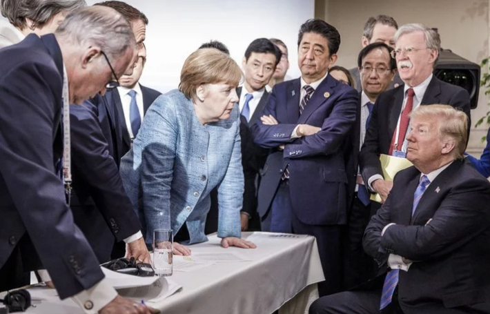 Chiều cao của nữ Thủ tướng Đức Angela Merkel là 1,65 mét. Theo bình chọn của Tạp chí Forbes năm 2006, bà Angela Merkel đứng đầu trong danh sách 100 phụ nữ quyền lực nhất thế giới, và liên tục giữ vị trí này trong mười ba năm kế tiếp sau đó.