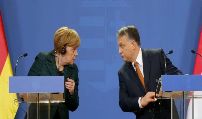 Chiều cao của Thủ tướng Hungary Viktor Orbán (phải) là 1,73 mét.