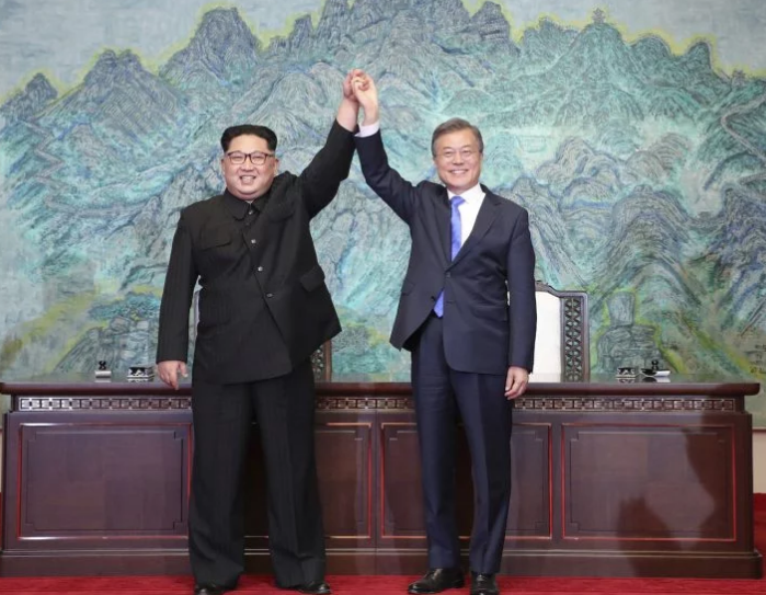 Nhà lãnh đạo Triều Tiên Kim Jong-un (trái) cao khoảng từ 1,63 mét đến 1,7 mét.