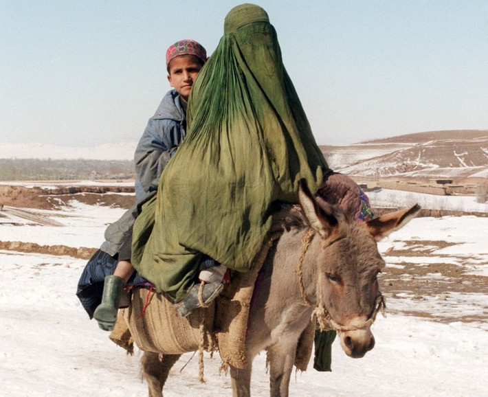 Phụ nữ buộc phải mặc burqa ở nơi công cộng, và chỉ được phép ra khỏi nhà nếu đi cùng người thân là nam giới.