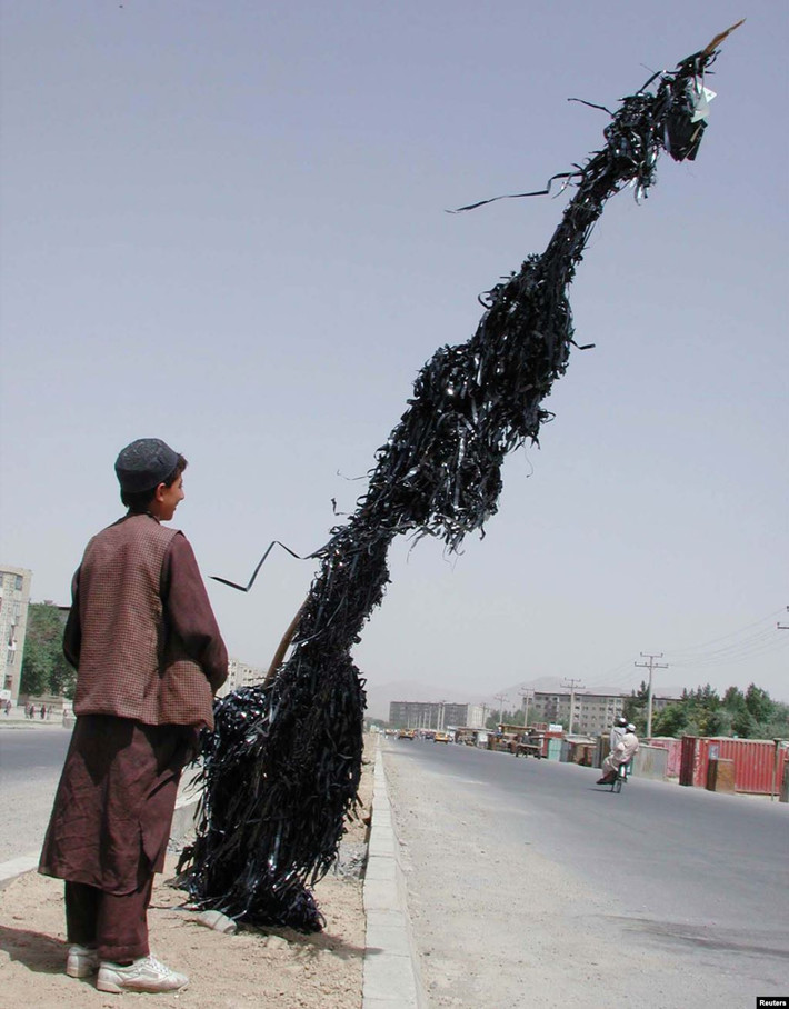 Âm nhạc và phim ảnh cũng bị cấm ở Afghanistan trong thời gian đó. Trong ảnh là một cây cột ở thủ đô Kabul treo đầy dây băng của những cuộn băng cassette bị phá hủy.