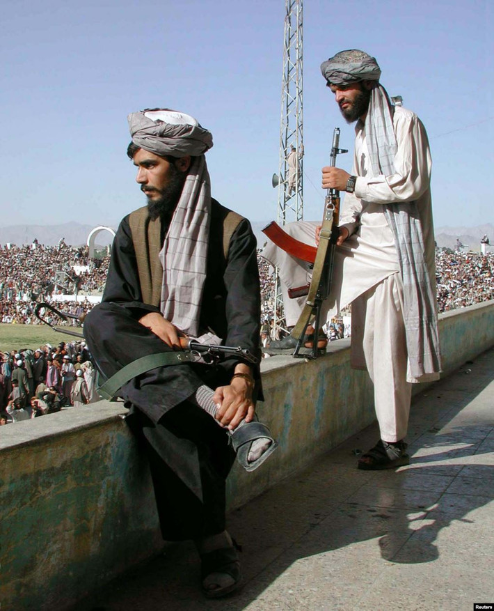 Các tay súng Taliban theo dõi một trận đá bóng ở thủ đô Kabul. Đây là môn thể thao phổ biến ở đất nước Afghanistan "dưới trướng" Taliban.