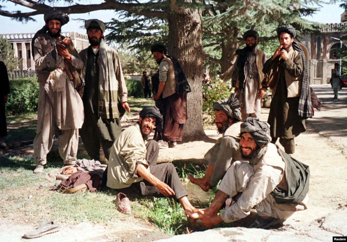 Trong 5 năm "cai trị" Afghanistan (1996-2001), phiến quân Taliban khiến người dân không khỏi khiếp sợ khi chúng thi hành luật Sharia nghiêm khắc nhất từng có trong thế giới Hồi giáo. Ảnh: Các tay súng Taliban chuẩn bị cầu nguyện tại dinh Tổng thống ở thủ đô Kabul vào mùa thu năm 1996. Nhóm phiến quân này đã chiếm được thủ đô Kabul vào năm 1996. (Nguồn ảnh: Ảnh: Rferl/Reuters).