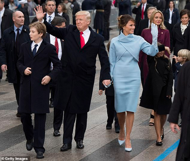 Có thể thấy, trong lễ nhậm chức của ông Trump hồi năm 2017, Barron vẫn còn thấp hơn nhiều so với bố cậu. Chỉ trong hơn 2 năm, cậu đã trưởng thành hơn rất nhiều. Ảnh: Getty.
