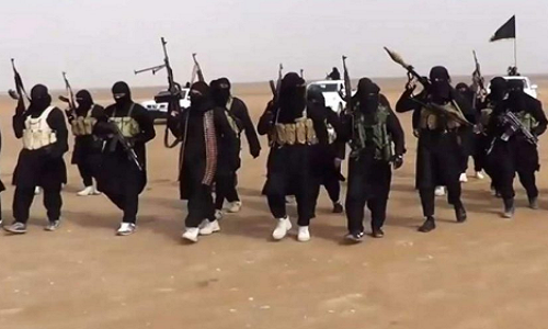 Trong diễn biến khác trên chiến trường Syria, phiến quân IS đã tiến hành nhiều đợt tấn công nhằm vào binh sĩ Quân đội Syria ở vùng nông thôn tỉnh Deir Ezzor hôm 27/8. Ảnh: GN.