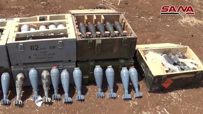 Theo hãng thông tấn SANA ngày 5/8, Quân đội Syria đã phát hiện và tịch thu nhiều loại trang thiết bị quân sự và vũ khí của các nhóm phiến quân ở bên trong và xung quanh khu định cư al-Jabeen và Tal Melh, tỉnh Hama. Ảnh: SANA.