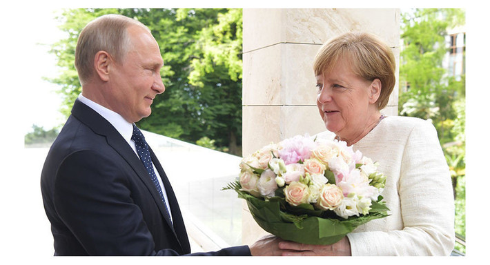 Trước sự việc này, Điện Kremlin đã phải lên tiếng giải thích. Người phát ngôn điện Kremlin Dmitry Peskov cho biết hành động chào đón Thủ tướng Đức Angela Merkel bằng những bông hoa của Tổng thống Nga Putin xuất phát từ truyền thống của Nga. Ảnh: Sputnik.