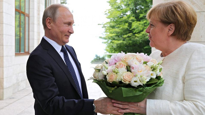 Tháng 5/2018, Tổng thống Nga Vladimir Putin cũng gặp phải "sự cố ngoại giao" khi tặng hoa cho Thủ tướng Đức Angela Merkel. Ảnh: Kremlin.ru.