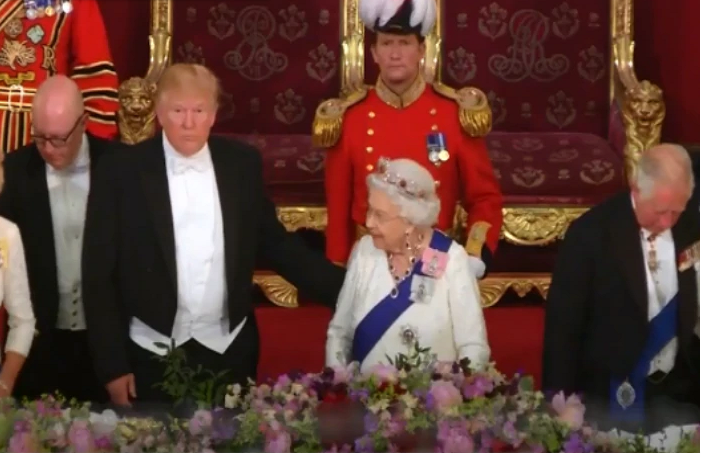Hồi tháng 6/2019, khi dự quốc yến tại Cung điện Buckingham, Tổng thống Trump đã vi phạm một nghi thức “bất thành văn” của Hoàng gia Anh khi bất ngờ đặt tay lên lưng của Nữ hoàng Elizabeth II. Theo quy tắc Hoàng gia Anh, để một người nào đó có thể chạm vào Nữ hoàng Anh thì Nữ hoàng phải là người chìa tay ra trước. Ảnh: Twitter.