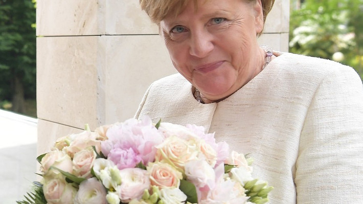 Theo đó, bó hoa hồng trắng cùng hành động tặng cho Thủ tướng Angela Merkel của Tổng thống Putin đã bị truyền thông Đức phản ứng. Báo Bild của Đức cho rằng hành động tặng hoa của ông Putin cho bà Merkel nhằm nhấn mạnh bà là một người phụ nữ. Ảnh: Sputnik.