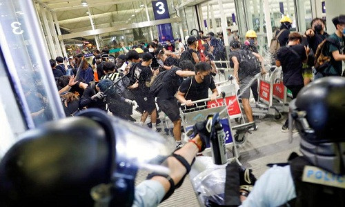 Người biểu tình đã sử dụng xe đẩy hành lý và nhiều đồ vật khác để lập rào chắn tại một số lối đi trong sân bay.