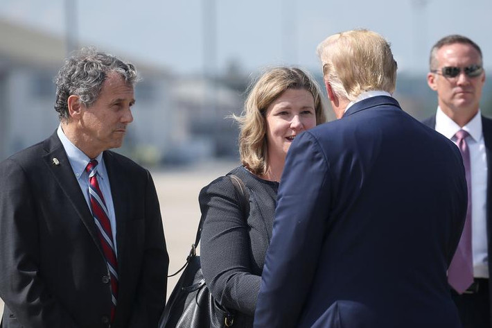 Cùng ngày, Tổng thống Trump đã tới Dayton, bang Ohio, nơi nghi phạm 24 tuổi Connor Betts thực hiện vụ xả súng quán bar khiến 9 người thiệt mạng và hàng chục người khác bị thương sáng 4/8. Ảnh: Thị trưởng Dayton Nan Whaley đón tiếp ông Trump tại căn cứ không quân Wright-Patterson ở Dayton.