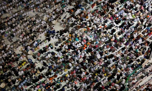 Trước khi rời khỏi Mecca để hồi hương, các tín đồ Hồi giáo phải thực hiện nghi thức "Tawaf từ biệt", nghĩa là lại đi vòng quanh Kaaba 7 lần ngược chiều kim đồng hồ.
