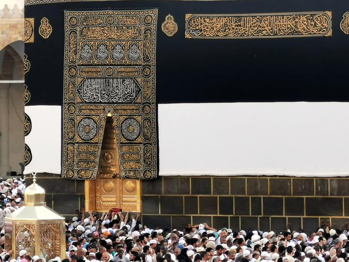 Người Hồi giáo cầu nguyện tại nhà thờ Grand trong lễ hành hương thường niên Hajj.