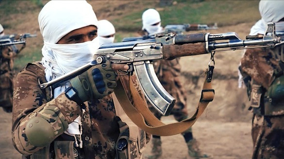 Sau khi sụp đổ năm 2001, lực lượng Taliban tuyên bố sẽ chiến đấu để đuổi các lực lượng nước ngoài ra khỏi Afghanistan và thành lập "nhà nước Hồi giáo". Chúng thường xuyên tiến hành các vụ tấn công, đánh bom liều chết gây thương vong lớn cho dân thường, lực lượng an ninh Afghanistan và nước ngoài nhiều năm qua. Ảnh: AN.