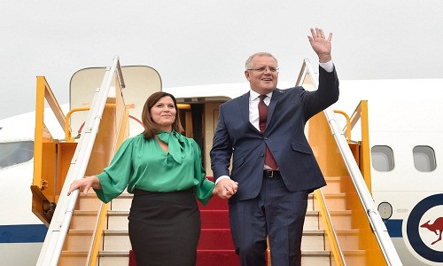 Chiều 22/8, Thủ tướng Australia Scott Morrison và phu nhân Jenny Morrison đã tới sân bay quốc tế Nội Bài, bắt đầu chuyến thăm chính thức Việt Nam từ ngày 22 - 24/8 theo lời mời của Thủ tướng Chính phủ Việt Nam Nguyễn Xuân Phúc. Ảnh VGP/Nhật Bắc.