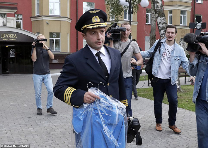 Cơ trưởng Damir Yusupov của máy bay Airbus A321, thuộc hãng hàng không Ural Airlines, đã được ca ngợi như một anh hùng sau cú đáp đất an toàn. Ảnh: TASS.
