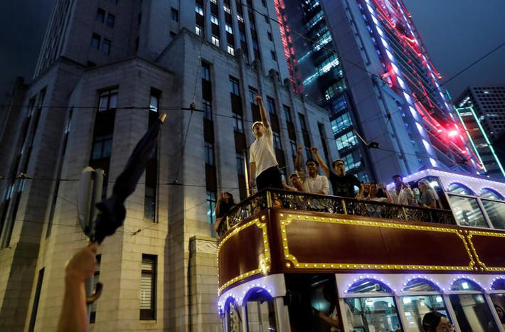 Trước đó cùng ngày, một nhóm đại diện cho các công chức ở Hong Kong đã đăng tải một bức thư mở trên mạng xã hội, trong đó đề nghị chính quyền thực hiện 5 yêu cầu, bao gồm rút hoàn toàn dự luật dẫn độ sang Trung Quốc; chấm dứt việc mô tả những hoạt động phản đối là "bạo loạn"; miễn buộc tội những người bị bắt giữ; tiến hành một cuộc điều tra độc lập; và cuối cùng là tiếp tục cải cách chính trị.