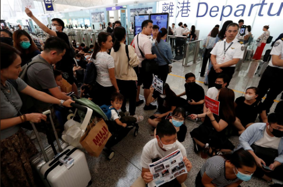 Ngày 13/8, Trưởng đặc khu Hong Kong Lâm Trịnh Nguyệt Nga (Carrie Lam) cảnh báo những người biểu tình rằng họ đang đẩy thành phố "xuống vực thẳm".