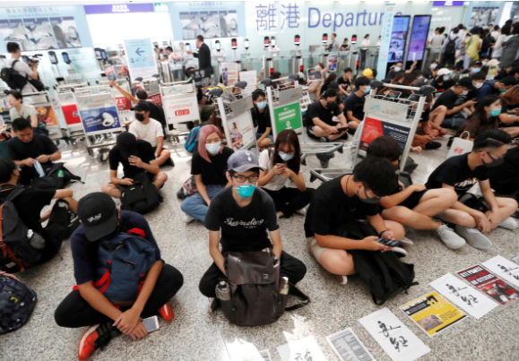 "Hong Kong đã bị thương nặng và sẽ mất nhiều thời gian để phục hồi. Hãy dành một phút để ngắm nhìn thành phố, quê hương của chúng ta. Liệu bạn có muốn đẩy Hong Kong xuống vực thẳm hay không?", bà Lâm nói tại buổi họp báo ngày 13/8.