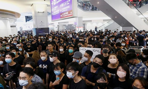 Hôm 12/8, giới chức sân bay Hong Kong thông báo hủy mọi chuyến bay chưa cất cánh trong ngày, sau khi hàng nghìn người biểu tình tràn vào sảnh đến và đi tại sân bay này, ngăn cản hành khách làm thủ tục lên máy bay và thủ tục an ninh cho các chuyến bay.