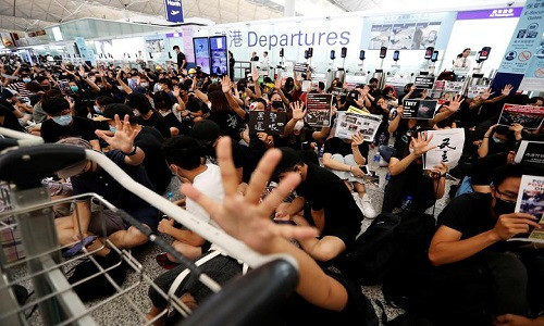 "Hoạt động tại sân bay quốc tế Hong Kong đã bị gián đoạn nghiêm trọng. Toàn bộ các quầy làm thủ tục bay ngừng hoạt động và mọi chuyến bay đi còn lại trong ngày đều bị hủy", trích thông báo của sân bay Hong Kong.