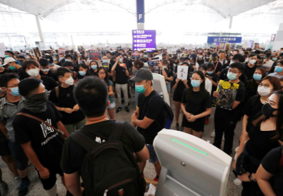 Hình ảnh đám đông người biểu tình kéo đến sân bay quốc tế Hong Kong hôm 13/8.