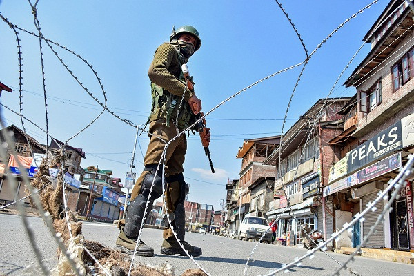 Đến ngày 17/12/1971, Ấn Độ tuyên bố ngừng bắn, kết thúc chiến tranh Ấn Độ - Pakistan lần 3. Tuy nhiên, từ đó đến nay, quân đội hai nước vẫn trong tình trạng đối đầu với nhau tại LoC. Ảnh: Cfr. Mời độc giả xem thêm video về vụ doanh trại quân đội Ấn Độ ở Kashmir bị tấn công (Nguồn: VTC14)