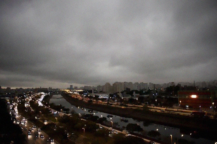 Người dân ở thành phố Sao Paulo được khuyến cáo đeo khẩu trang khi ra đường.
