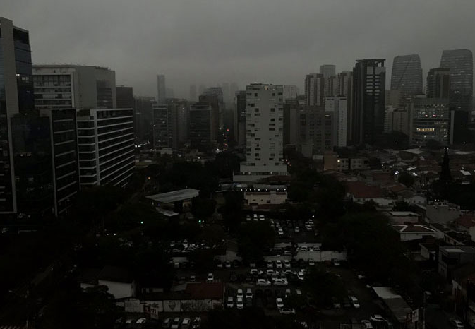Thành phố Sao Paulo lúc 15h30 ngày 19/8 không khác gì ban đêm.