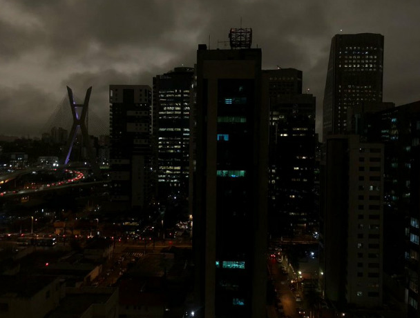 Còn đây là bức ảnh chụp lúc 15h50 ở thành phố lớn nhất Brazil.