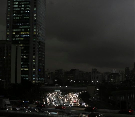 Vào giữa buổi chiều đầu tuần trước, bầu trời Sao Paulo bỗng dưng tối sầm như ban đêm và những cơn mưa "đen" xuất hiện.