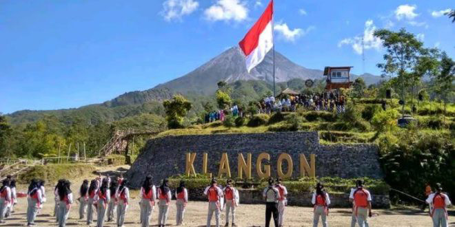 Một lá khổng lồ tung bay ở một cây cột cao 17m tại Khu du lịch Bukit Klangon, thành phốYogyakarta. Ảnh: Qarao.com