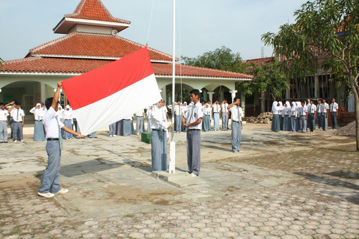 Lễ thượng cờ tại trường SAMAN 1, tỉnh Sulawesi. Ảnh: Kaskus