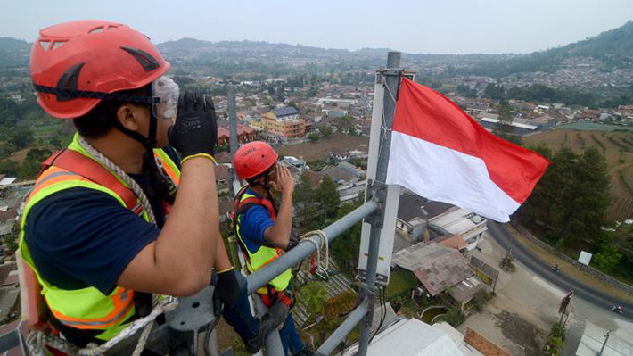 Công ty viễn thông XL Axiata chào cờ trên đỉnh tháp viễn thông cao 50m tại tỉnh Bandung, miền Tây Java. Ảnh: Tempo