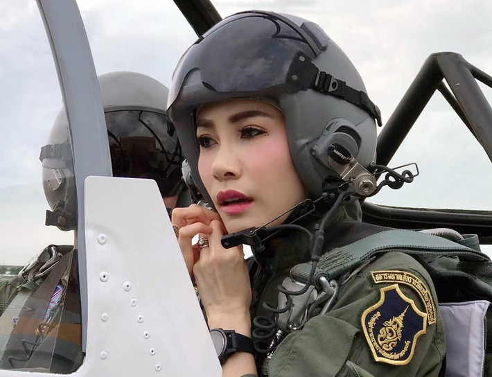 Những thông tin được Thái Lan công bố cho biết Hoàng quý phi Sineenat từng học tập và tốt nghiệp tại Học viện Y tá Quân đội Hoàng gia Thái Lan năm 2008. Sau khi tốt nghiệp, bà làm y tá tại Bệnh viện Ananda Mahidol. Ảnh: EPA.