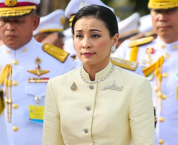 Được biết, Hoàng hậu Suthida từng học tại Đại học Assumption - một trường tư ở thủ đô Bangkok, Thái Lan. Sau khi nhận bằng về truyền thông vào năm 2000, bà Suthida làm tiếp viên hàng không cho hãng Thai Airways. Ảnh: EPA.