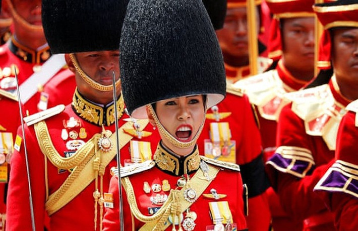 Bà là thành viên đội cận vệ của Vua Maha Vajiralongkorn, từng tham gia huấn luyện phi công ở nước ngoài và học qua nhiều chương trình huấn luyện tác chiến trong rừng, rèn luyện sức bền chiến đấu, kỹ năng cận vệ hoàng gia và nhảy dù. Ảnh: Reuters.