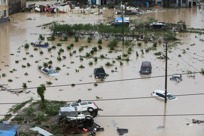 "49 người thiệt mạng và 21 người khác mất tích tại các tỉnh Chiết Giang, Sơn Đông và An Huy sau khi bão Lekima mang theo những cơn mưa lớn và gió mạnh càn quét nơi này", Tân Hoa Xã đưa tin.