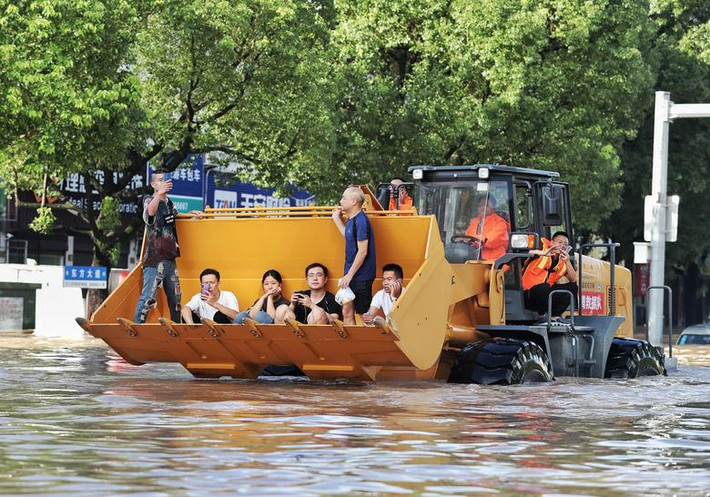 Lực lượng cứu hộ đưa người dân ra khỏi khu dân cư ngập lụt ở Thai Châu, Trung Quốc. Mời độc giả xem thêm video về một trận lũ lụt, lở đất ở Trung Quốc (Nguồn: VTC14)
