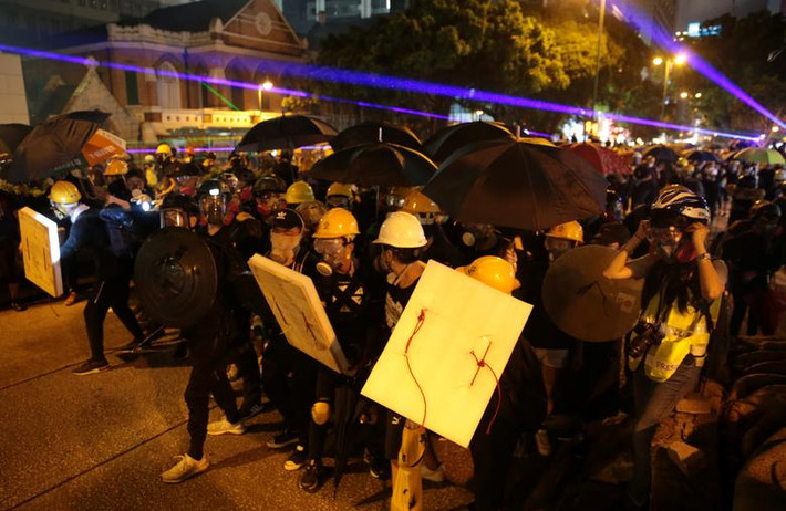 Đám đông người biểu tình tuần hành trên đường phố Hong Kong ngày 3/8.