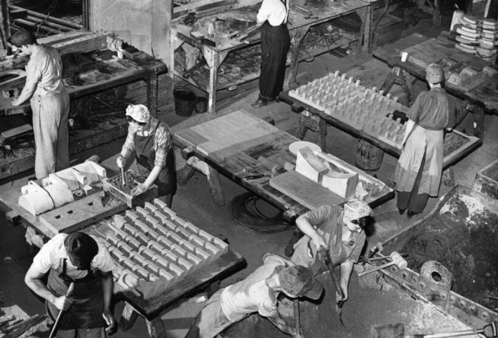 Các công nhân làm việc tại Công ty thép Carnegie-Illinois ở Gary vào khoảng 1943.