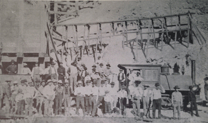 Calico đã được hồi sinh vào những năm 1950 như một điểm thu hút khách du lịch. Ngày nay, du khách đến Calico có thể quay ngược lại lịch sử bằng cách khám phá các mỏ cũ, đi xe lửa, ngắm nhìn dãy núi Calico,...