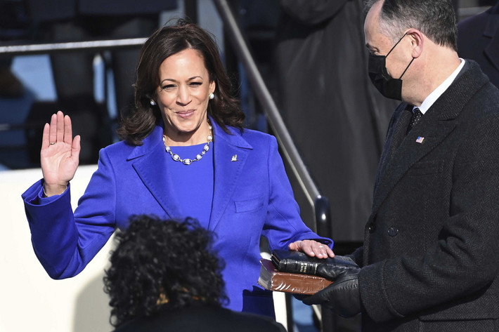 Với việc chính thức tuyên thệ nhậm chức vào ngày 20/1/2021, bà Kamala Harris đã làm nên lịch sử khi trở thành người phụ nữ đầu tiên và cũng là người phụ nữ da màu đầu tiên trở thành Phó Tổng thống Mỹ. Ảnh: Politico.